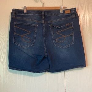 Seven 7 Jean Weekend Short size 16